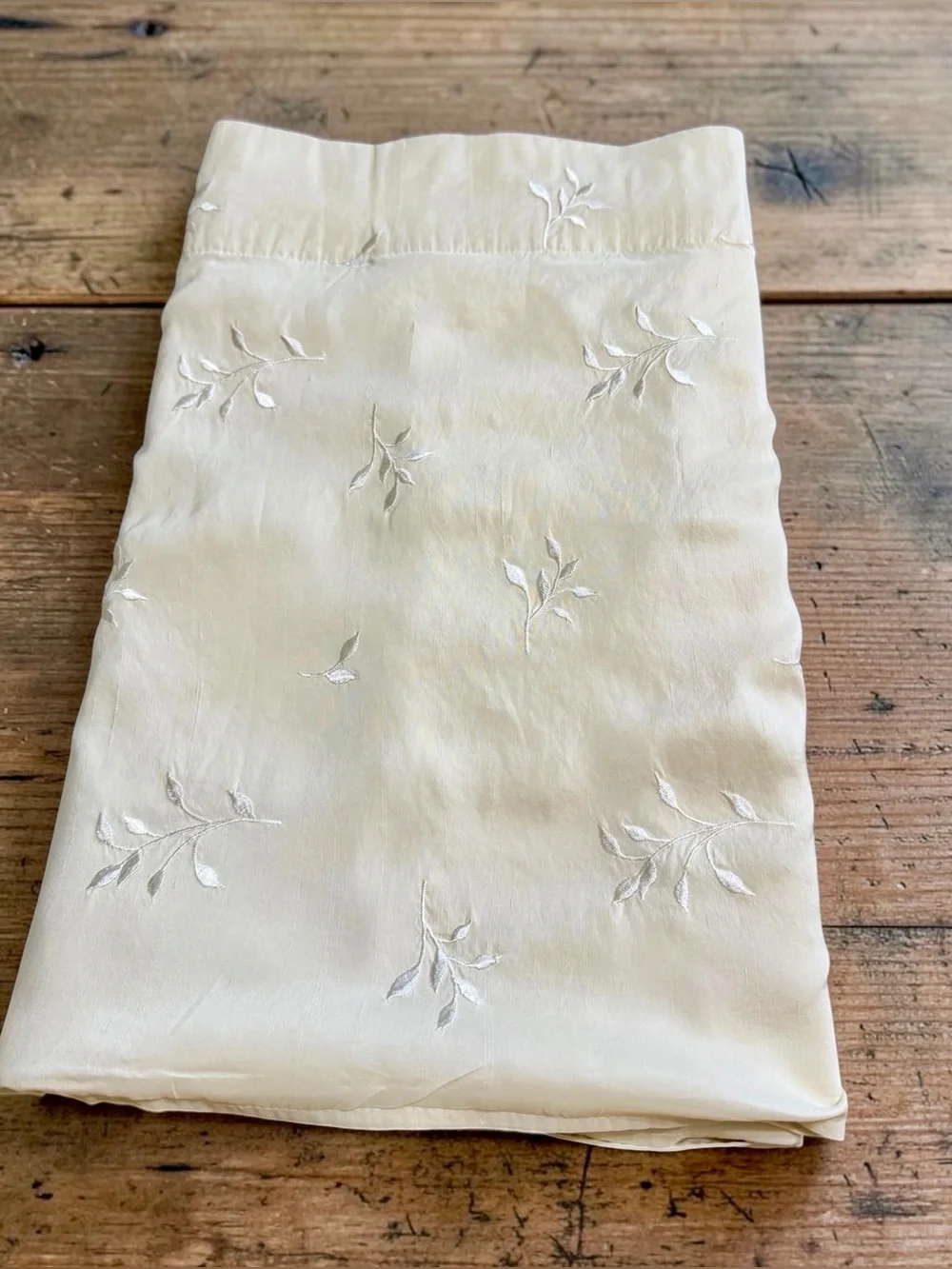Vintage Ivory Embroidered Lined Window Valance 55